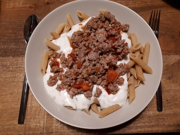 Nudeln mit Joghurt-Hackfleisch-Soße von Lena