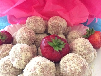 StrawberryLove - Erdbeer-Mandel-Bällchen von Julia